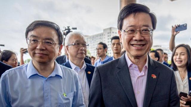 O fundador da BYD, Wang Chuanfu, com o diretor executivojogos da caixa econômica federal resultadosHong Kong, John Lee Ka-Chiu, na sede da empresa,jogos da caixa econômica federal resultadosShenzhen.