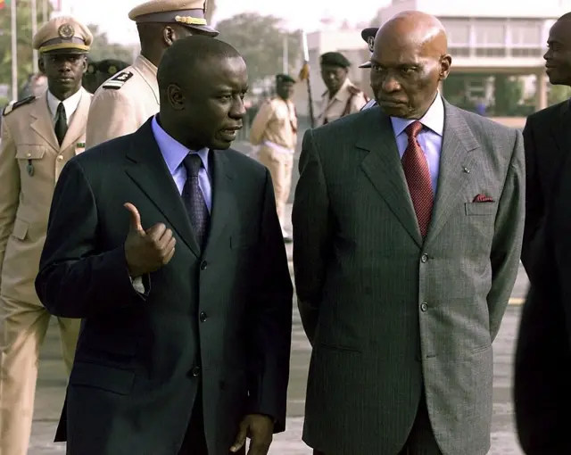 Le président Aboudoulaye Wade (à gauche) en costume gris et cravate rouge et son Premier ministre Idrissa Seck (à gauche), costume sombre.