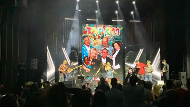 Grupa Tap 011 na bini, u pozadini njihov poster 