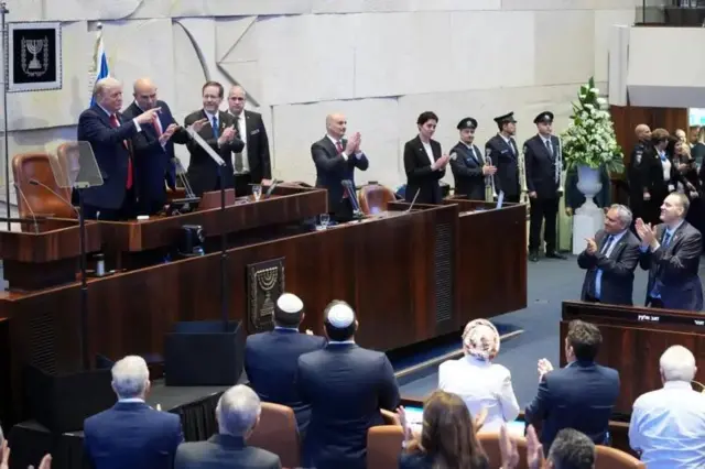 Исроил парламент аъзолари Президент Трамп шарафига узоқ қарсак чалдилар.