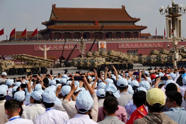 војна парада у пекингу, људи гледају параду у кини док тенкови пролате тргом тјенанмен