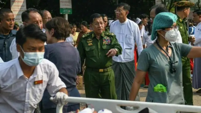 म्यानमारचे लष्करी शासक रुग्णालयाचा दौरा करताना 