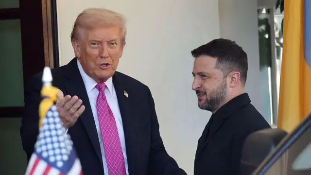 تصویر ترامپ و زلنسکی. در مقابل آن‌ها بیرق امریکا قرار دارد. 