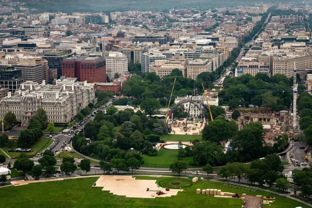 Una vista panorámica de Washington DC en la que se ve en el centro la estructura que se construye en el jardín sur de la Casa Blanca.