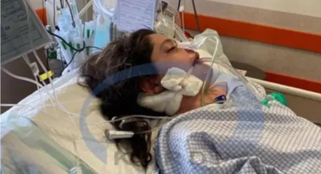 بیمارستان کسری تهران که مهسا امینی در آن بستری بود، پس از جان باختن او در پستی که در شبکه های اجتماعی منتشر و سپس حذف کرد توضیح داده بود که وی در زمان انتقال به بیمارستان علائم حیاتی نداشته