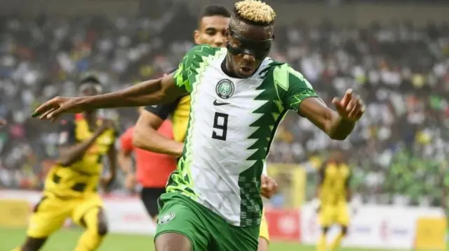 النيجيري فيكتور أوسيمين المتوج حديثا بجائزة أفضل لاعب كرة قدم أفريقي 