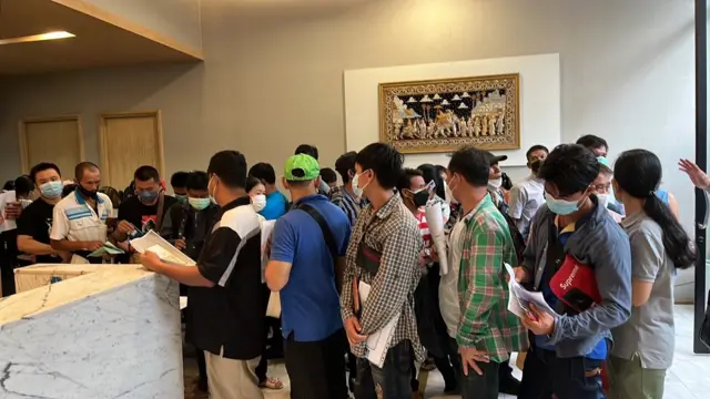 ဘန်ကောက်မြို့က မြန်မာသံရုံးမှာ နိုင်ငံကူးလက်မှတ်လာရောက်ပြုလုပ်သူတွေ 