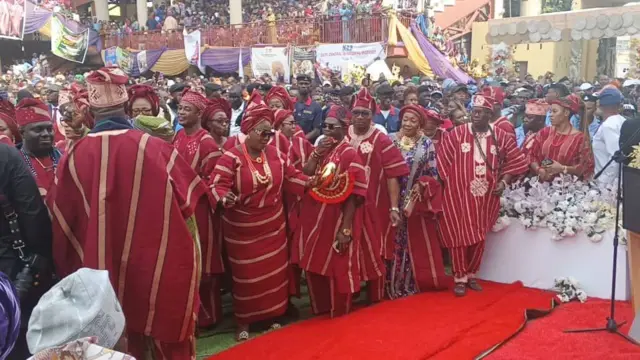 Awọn ẹgbẹ kan ninu aṣọ ofi pupa n kẹyẹ wa ki Ewi ado Ekiti.