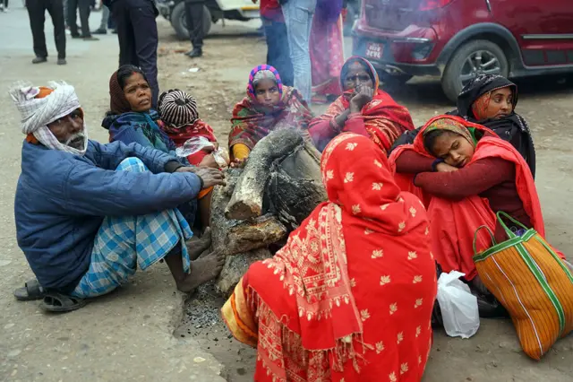 वीरगन्जको नारायणी अस्पतालमा उपचार गराउन आएका बिरामीका कुरुवाहरू जाडो छल्न आगो ताप्दै 