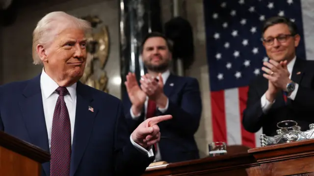 El presidente de Estados Unidos, Donald Trump (izq.), se dirige a una sesión conjunta del Congreso de los Estados Unidos en el Capitolio de los Estados Unidos en Washington, DC, EE.UU., el 4 de marzo de 2025. También aparecen en la foto el vicepresidente de Estados Unidos, JD Vance (C), y el presidente de la Cámara de Representantes de Estados Unidos, Mike Johnson (R). EPA-EFE/REX/Shutterstock
