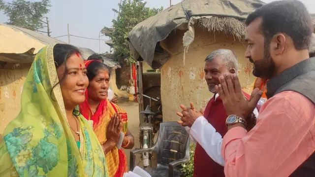 मत माग्दै नेताहरू