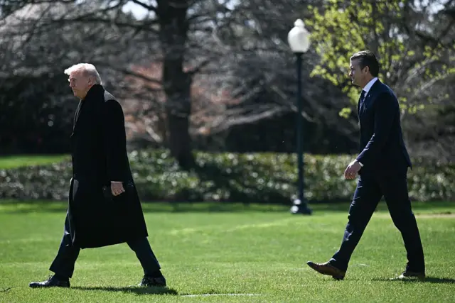 Президент США Дональд Трамп и министр обороны Пит Хегсет идут к вертолету Marine One на Южной лужайке Белого дома в Вашингтоне, округ Колумбия, по пути на авиабазу Довер в штате Делавэр