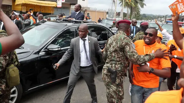 Ranar Talata ke nan inda Shugaban Ivory Coast Alassane Ouattara ke gaishe da ɗumbin magoya bayansa a Abidjan bayan da ya leƙo waje ta saman wata mota yayin da yake sanar da takararsa a zaɓen watan Oktoba. 