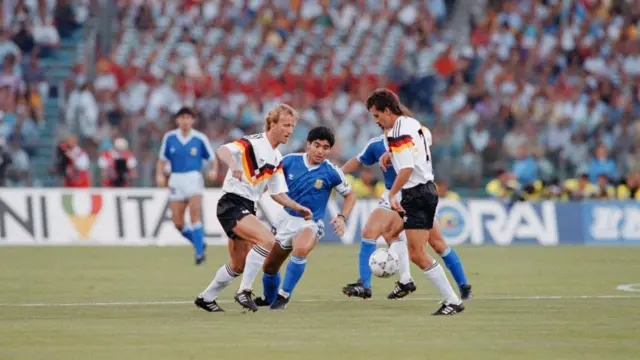 دیگو مارادونا، کاپیتان تیم ملی آرژانتین میان آندریاس برمه (چپ) و پی‌یر لیت‌بارسکی در فینال جام جهانی ۱۹۹۰