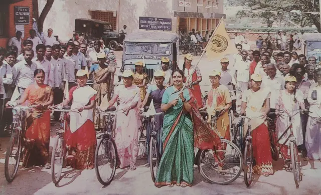 சைக்கிள் ஓட்டக் கற்றுக்கொண்டது புதுக்கோட்டை பெண்களின் வாழ்க்கையை மாற்றியது எப்படி?