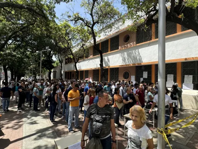 Venezolanos haciendo cola para votar