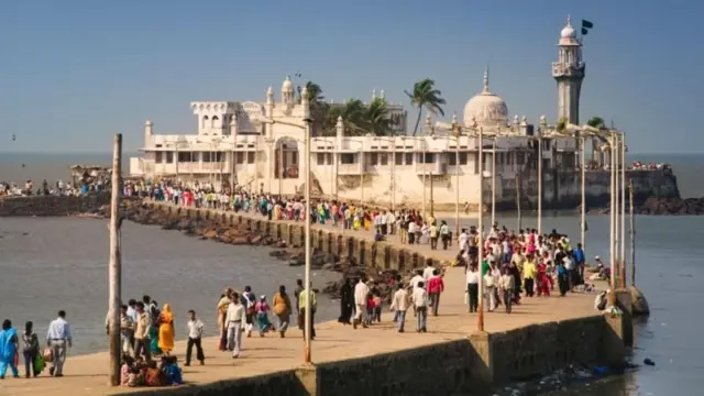 ముంబయిలోని హాజీ అలీ దర్గా