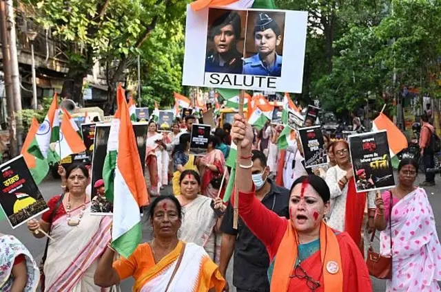 آپریشن سندور کی کامیابی پر انڈیا میں مختلف مقامات پر نکالی گئی ریلیوں میں خواتین نے اپنی مانگ پر سندور لگا رکھا تھا