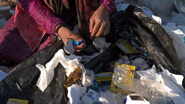 Walaa’nın ojeli tırnakları, çöplükle bir zıtlık oluşturuyor