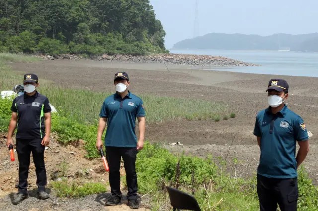 석모도에서 순찰 서는 경찰들