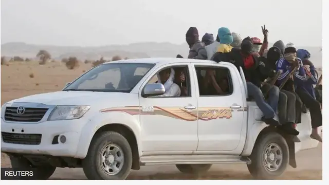 Ọkọ to ko awọn arinrinajo ninu aṣálẹ̀.