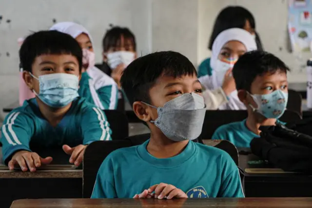 Sejumlah murid sekolah dasar di Palangka Raya, Kalimantan Tengah, memakai masker di ruang kelas pada Jumat (21/08). 