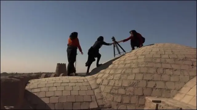 نمایی از فیلم 'زنان آفتاب: یک گاه‌نگاری درباره‌ی دیدن '