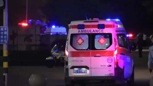 Ambulância se dirigindo ao local do incidente durante a noite