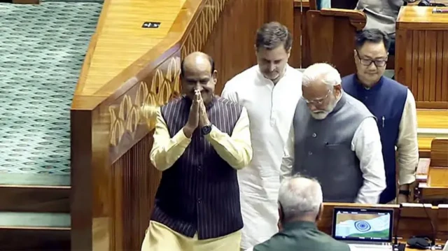 காங்கிரஸும் பாஜகவும் அரசியலமைப்புச் சட்டம் மற்றும் அவசரநிலை விவாதத்தில் எதைச் சாதிக்க விரும்புகின்றன?