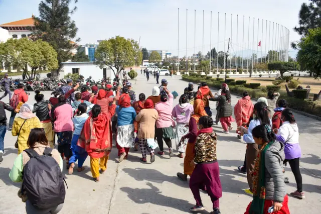 संसद् भवन परिसरमा लघुवित्तपीडितहरू 