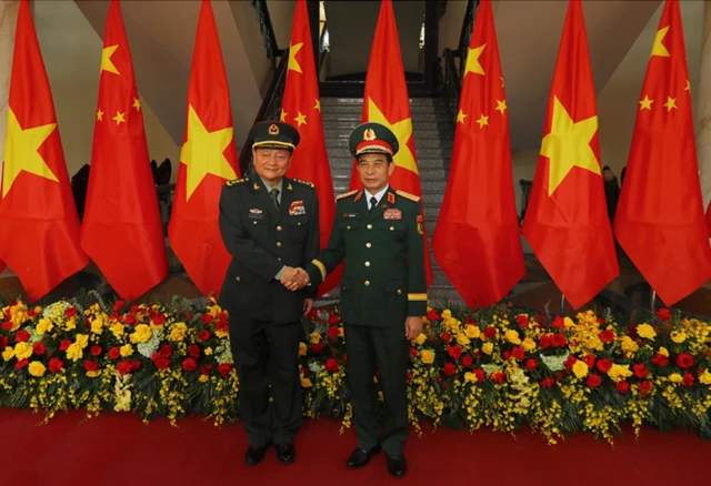 Bộ trưởng Quốc phòng Việt Nam Phan Văn Giang (phải) tiếp Phó Chủ tịch Quân ủy Trung ương Trung Quốc Trương Hựu Hiệp tại trụ sở Bộ Quốc phòng Việt Nam ở Hà Nội vào ngày 24/10/2024