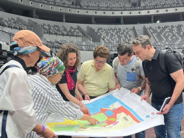 Ketua Federasi Gimnastik Indonesia Ita Yuliati (kedua kiri) bersama perwakilan Federasi Gimnastik Internasional saat memantau kesiapan Indonesia Arena, Jakarta, Jumat (4/4/2025)