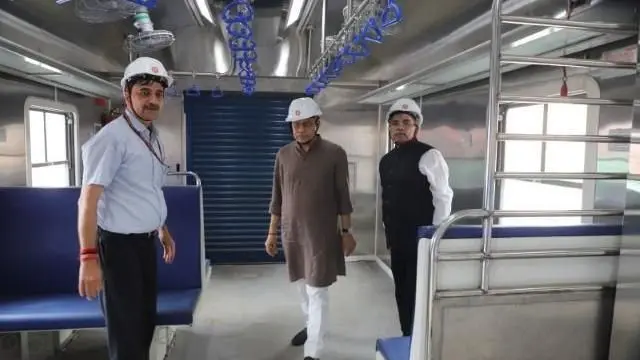 रेल मंत्री अश्विनी वैष्णव अन्य अधिकारियों के साथ