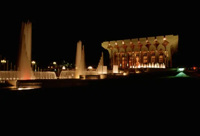 Une vue nocturne de la Présidence de la République du Cameroun