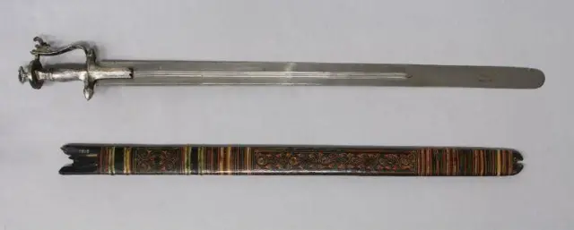 व्हिक्टोरिया अँड अल्बर्ट म्युझियममध्ये असणारी महाराष्ट्रातून तिकडे नेलेली एक तलवार
