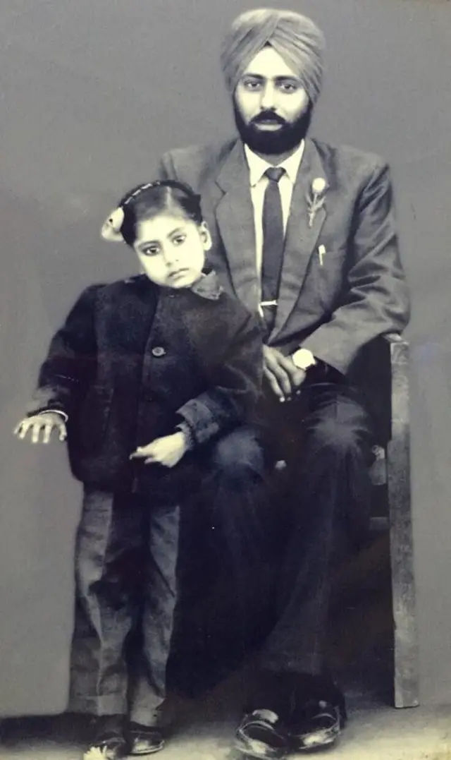 ਜਸਵਿੰਦਰ ਭੱਲਾ ਦੇ ਬਚਪਨ ਦੀ ਤਸਵੀਰ (ਆਪਣੇ ਪਿਤਾ ਨਾਲ)