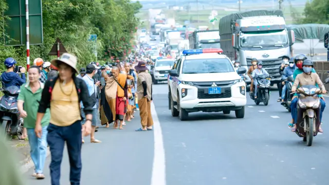 උන්වහන්සේගේ ක්‍රියාකාරම් ෆේස්බුක්, ටික්ටොක් සහ යූටියුබ් පරිශීලකයින්ගේ පුළුල් අවධානයට ලක් 