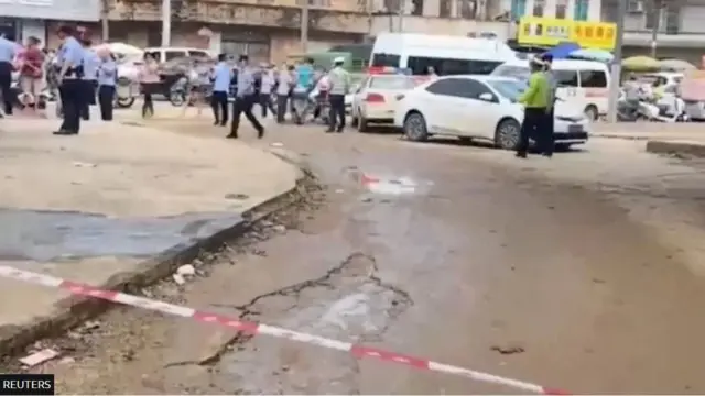 الشرطة والمواطنون يتجمعون خارج مبنى روضة الأطفال.