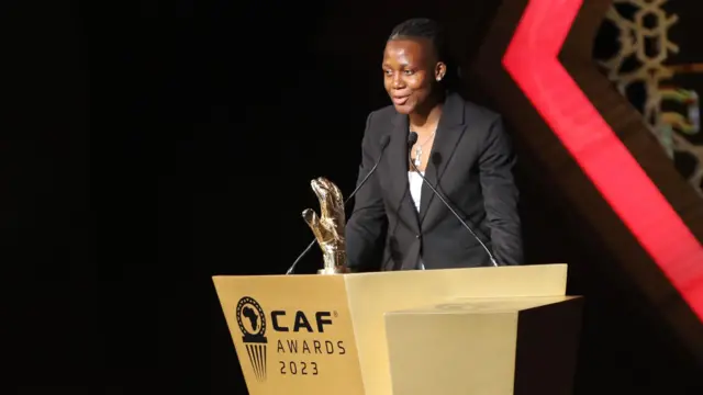 Aworan Nnadozie to gba ami ẹyẹ aṣọle obinrin to fakọyọ