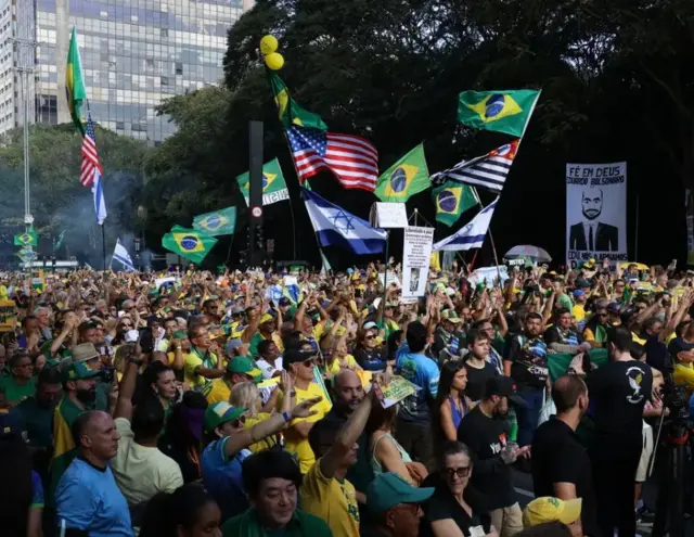 Ato em apoio ao ex-presidente da República Jair Bolsonaro na Avenida Paulista, em 29 de junho de 2025. São vistas bandeiras do Brasil, EUA e Israel.