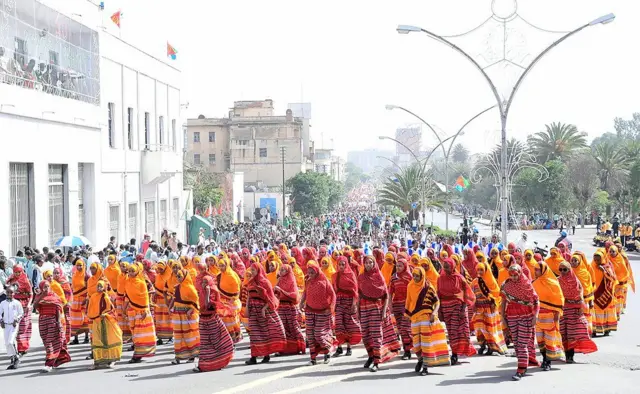 ብድሙቕ ኣልባሳት ዝገረማ ደቂኣንስትዮ ናብ ጐደና ሓርነት እናተጠውያ