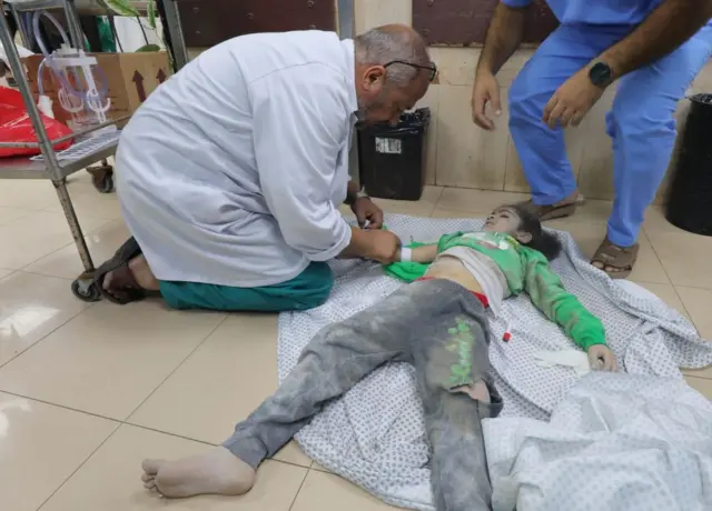 Niña atendida por los médicos. 