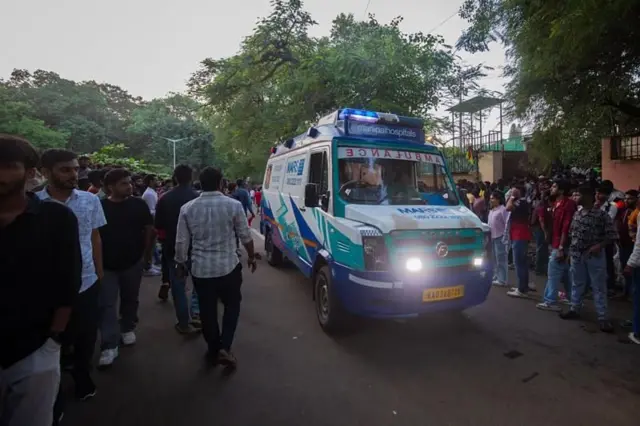 બીબીસી ગુજરાતી બેંગલુરુ આરસીબી ચિન્નાસ્વામી સ્ટેડિયમ ભાગદોડ ધક્કામુક્કી નાસભાગ ક્રિકેટ આઇપીએલ