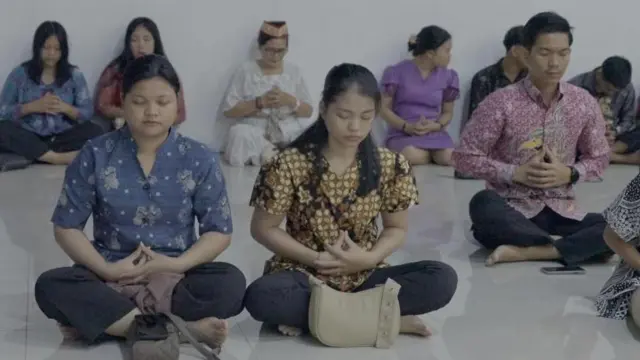 Penganut agama Hindu Kaharingan nampak khusyuk berdoa. 