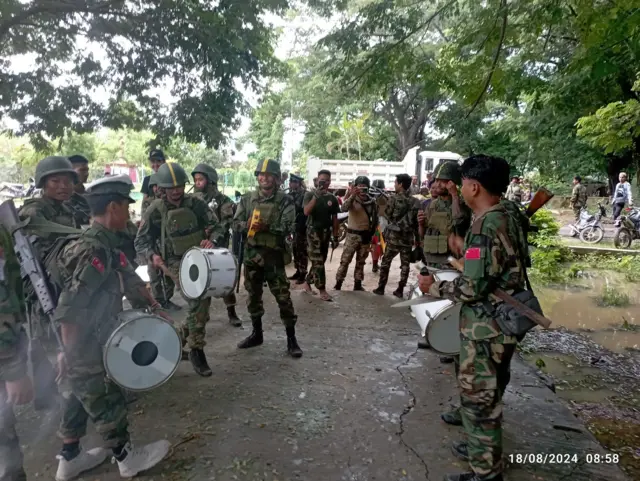 မြို့သိမ်းနိုင်တဲ့အထိမ်းအမှတ်ကခုန်နေတဲ့တော်လှန်ရေးတပ်ဖွဲ့တွေ