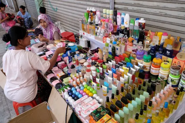 လွန်ခဲ့တဲ့ ၁၀ နှစ် ၂၀၁၆ ခုနှစ်တုန်းက ရန်ကုန်မြို့တနေရာမှာ အလှကုန်ပစ္စည်းရောင်းချနေတဲ့ လမ်းဘေးဈေးဆိုင်