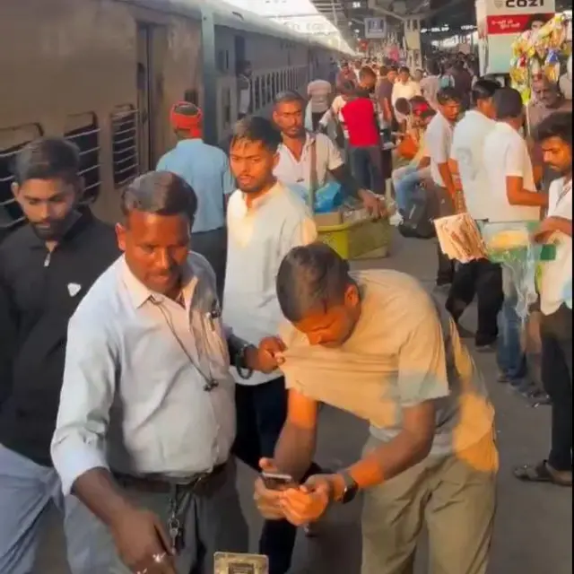 Halkan, qofka rakaabka ayaa lagu arki karaa isagoo isku dayaya inuu wax ku bixiyo app-ka lacag-bixinta.