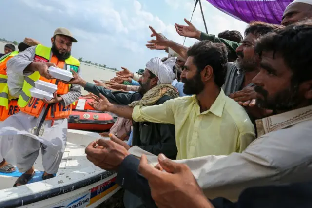 પૂર અને આર્થિકસમસ્યાઓને કારણે પાકિસ્તાનીઓની સ્થિતિ કફોળી બની