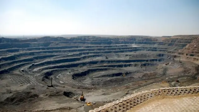 इनर मंगोलियामधील चीनच्या एका रेअर अर्थ मिनरल्स खाणीचा फोटो, रेअर अर्थ मिनरल्सवर चीनची जवळपास मक्तेदारी आहे.
