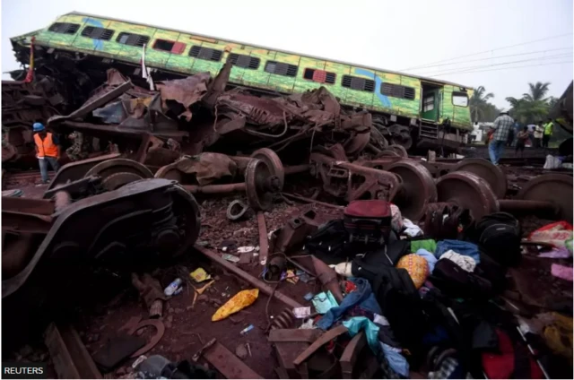 করোমন্ডেল এক্সপ্রেস লাইনচ্যুত হয়ে পাশের ট্র্যাকে উল্টে যায় যেখানে আসতে থাকা আরেকটি ট্রেনের সাথে ধাক্কা লাগে।
